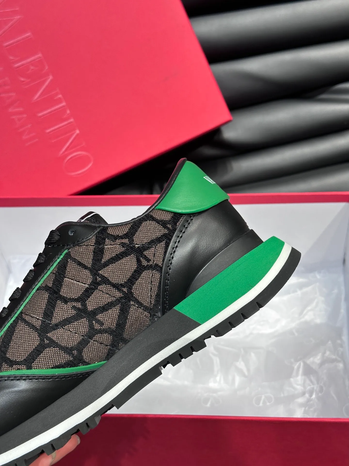 P540💰 Product trademark: VALENTINO "Valentino" Regular size: 38-44 [45 customized] Product materials: Warren men's casual sports shoes, made of multi-material splicing, calf leather stitched with suede cowhide, fabric mesh upper, fabric tongue decorated with brand badge, rubber rivet decorative details on the heel, rivet rubber outsole, non-slip, wear-resistant and shock-absorbing, pure cotton inner foot pad, comfortable and breathable, comes with original box packaging bag!